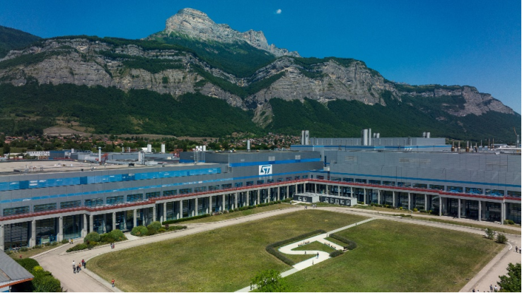 法國總統馬克龍（lóng）訪問意法半導體工廠，見證法國“電子 2030”計劃（huá）啟動